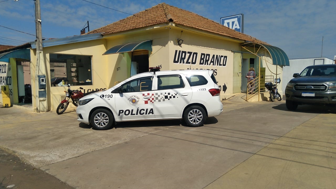 Foto 5 de 5 — Veja Imagens: Vídeo mostra criminoso furtando fiação de loja na Vila Xavier